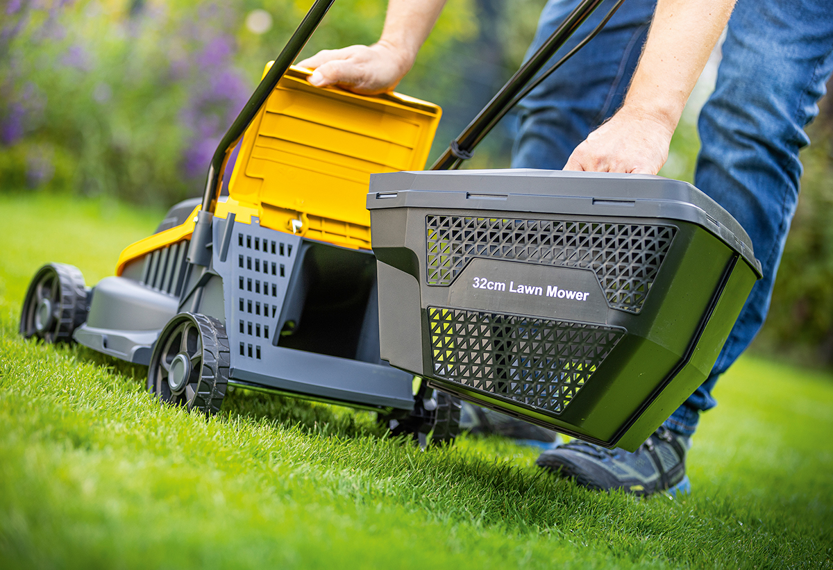 Απεικονίζεται η απόσπαση του καλαθιού συλλογής χόρτου.